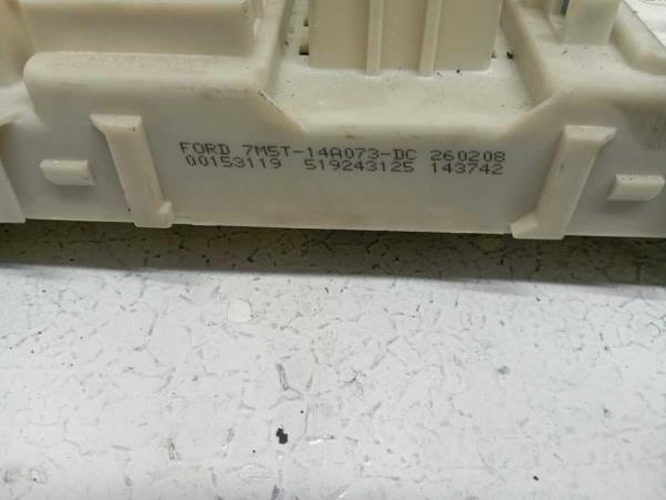 BOITE A FUSIBLE FORD - Vue 3